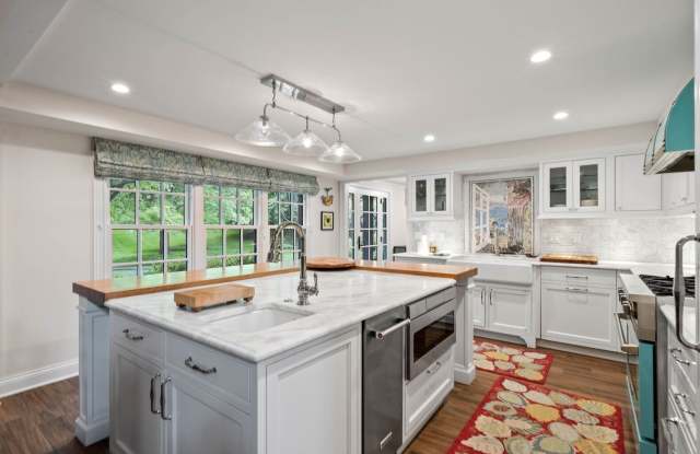 Williams Bay Lakefront Living Furnished Home Available for Monthly & Mid Term Rentals Gallery 4