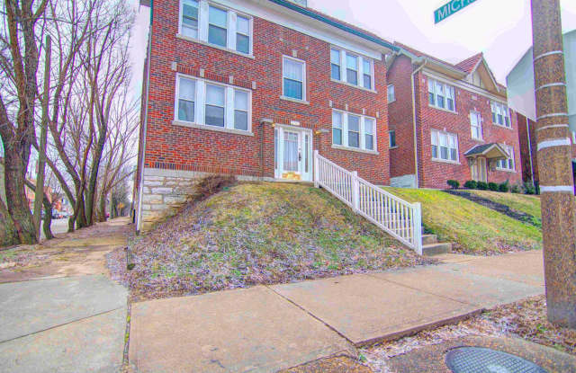 Large charming 3 bedroom 2 bath with oversized master bedroom that has its own private bath! - 3130 Magnolia Avenue, St. Louis, MO 63118