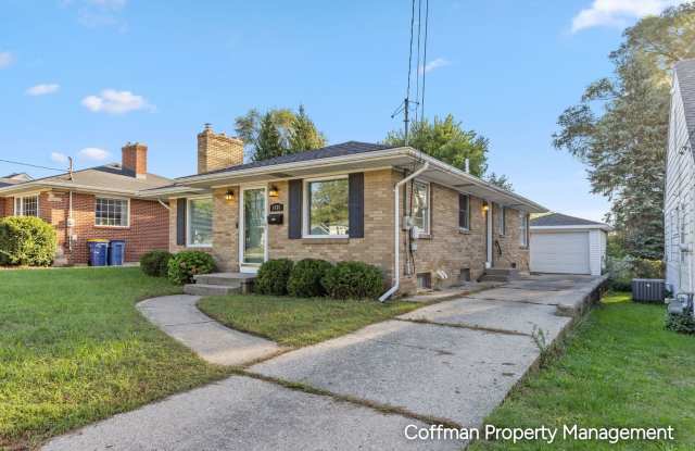 3 bed 2 Bath Single Family Home with Garage and Finished Basement Gallery 3