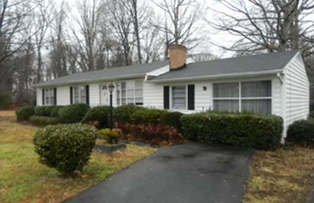 Spacious Ranch House off Old Forest Road photos photos