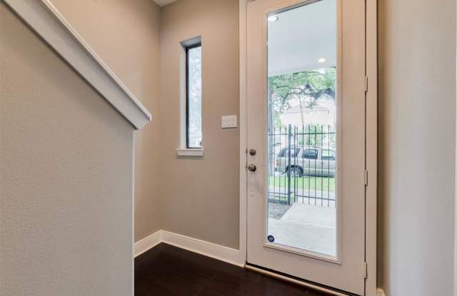 1436 Ennis Street Gallery 3