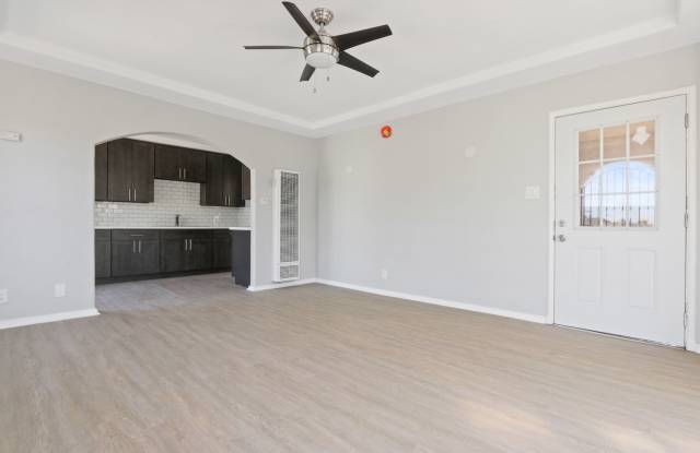3 Bed / 2 Bath Apartment in City Terrace Gallery 3