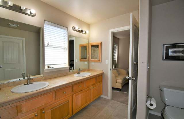 Large 4 bedroom SE Bend home with office/flex space! Gallery 3