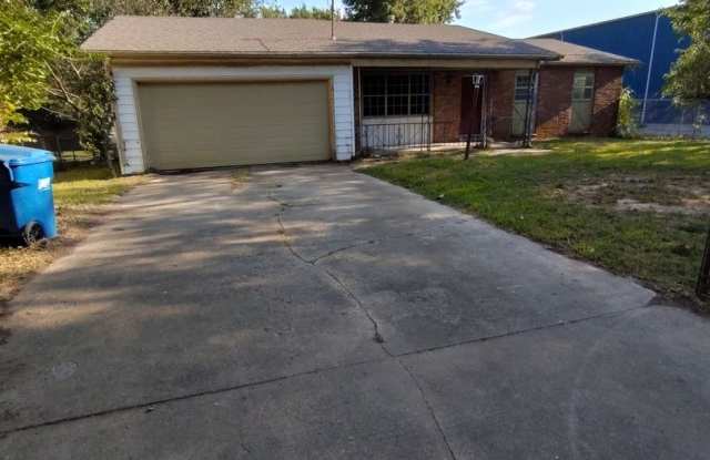 Beautiful 3 bedroom 1.5 bath with a 2 car garage - 2961 East Bergman Street, Springfield, MO 65802