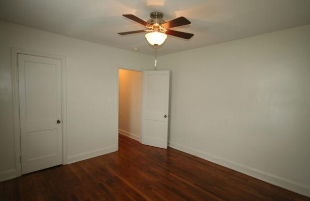 Charming 1BR duplex. Walk to 9th St. and DUKE! Gallery 4