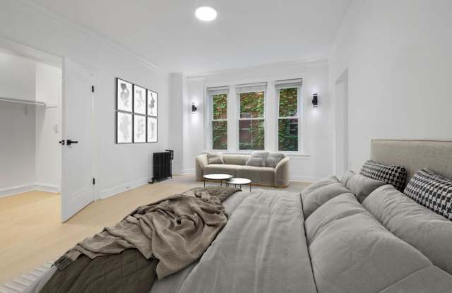 5038-5041 North Sheridan Rd. Gallery 2