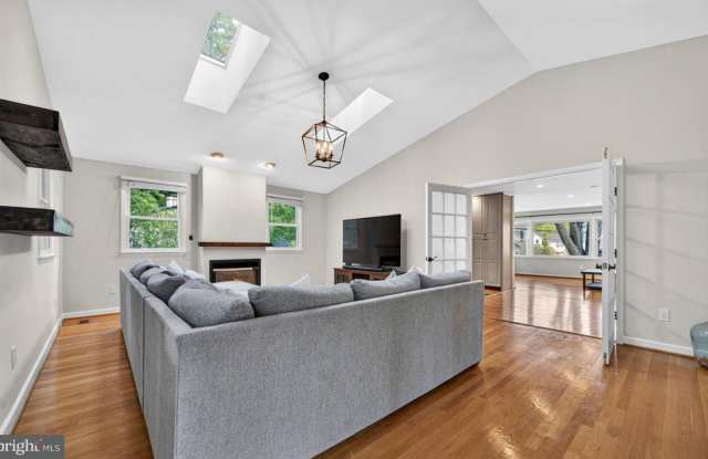 1109 HILLCREST Drive SW Gallery 3