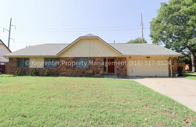 AVAILABLE NOW! 1/2 OFF FIRST MONTHS RENT, IN THE HEART OF BROKEN ARROW! Gallery 1