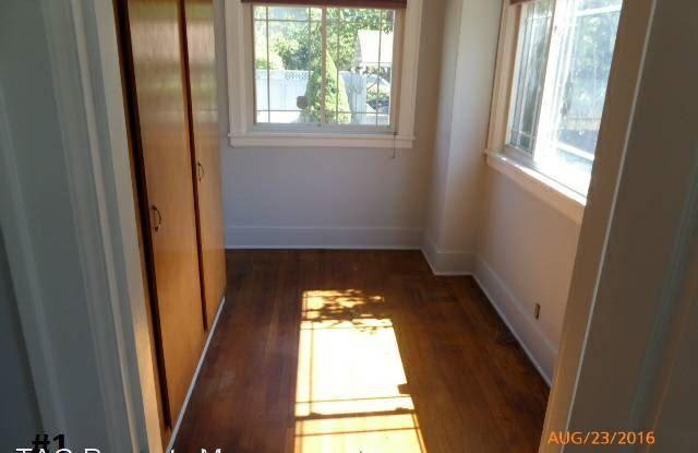 5102 Green Lake Way N Gallery 3
