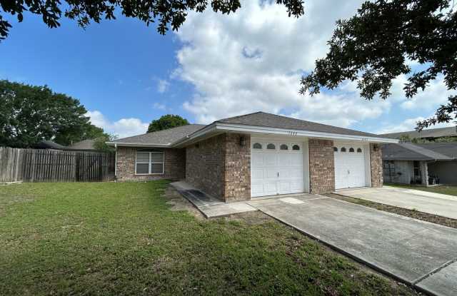 *1 month free rent* 3/2/1 Duplex / Walk to Kraft Park & The Countyline- Memorial Trail / Fridge Included / No Carpet / NBISD Gallery 1