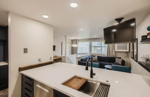 Central 1 BDR / 1 BA Condo in Boulder photos photos