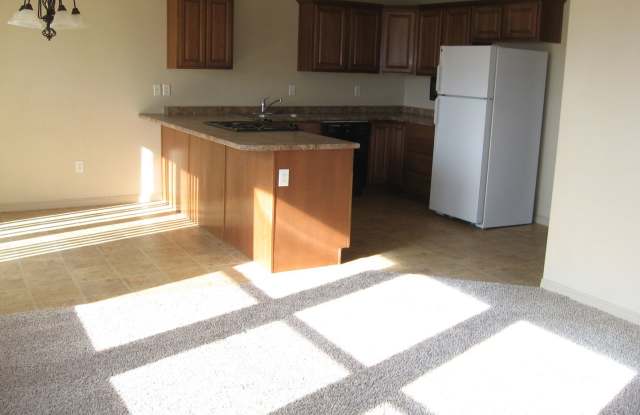 Charming Corner Lot Duplex with Garage & Backyard – Reduced Rent! Gallery 3