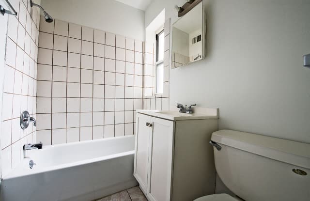 8152 S Evans East Chatham Apartments Gallery 2