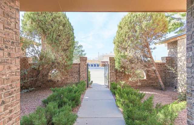 Cozy Townhome off Lee Trevino! Gallery 3