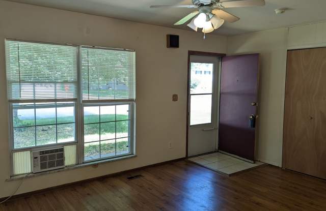 3 Bed 2 bath home located near shopping, schools, and parks Gallery 3