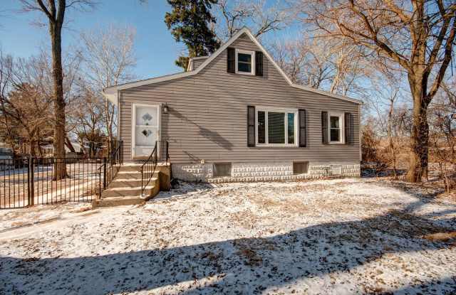 Spacious 3 bd 1 ba home Westmont - 28 South Richmond Avenue, Westmont, IL 60559