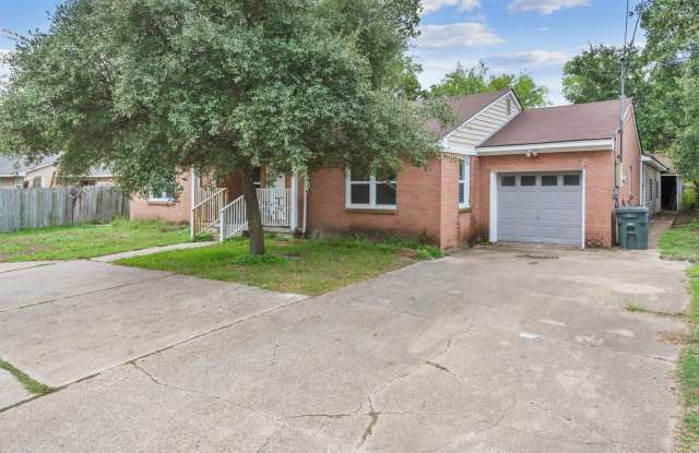 Huge Updated 7 Bed/6.5 Bath Behind Northgate for August 2027 Move In! Gallery 1
