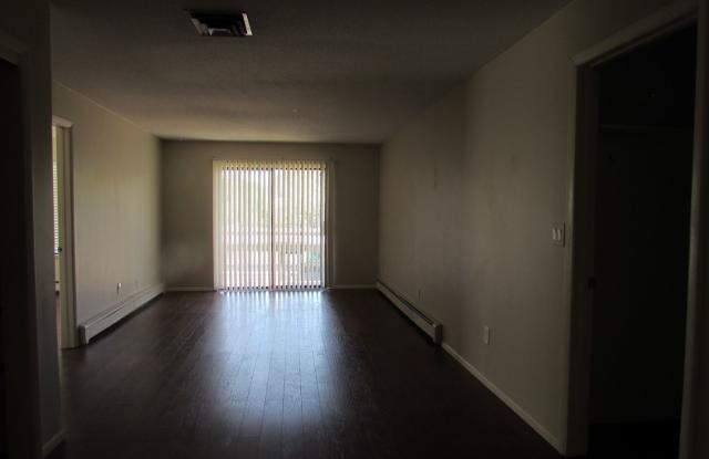 Cozy 2 Bed 1 Bath Lakeside Drive Condo Gallery 3