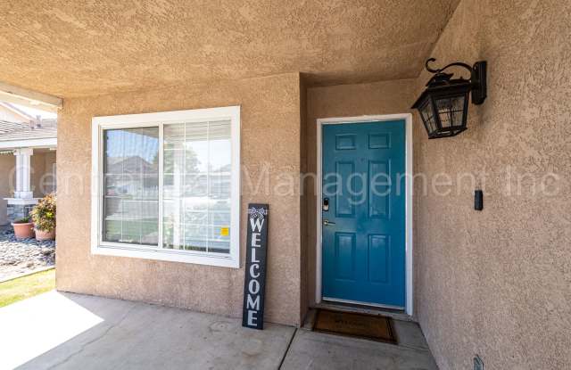 4 Bedroom/2 Bath Home with Solar in the Southwest - $2495 per month! Gallery 4