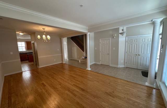Lovely 4 bedroom townhome in Villages of Five Points Gallery 3