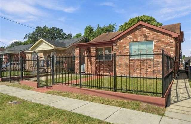 1438 REYNES Street Gallery 1