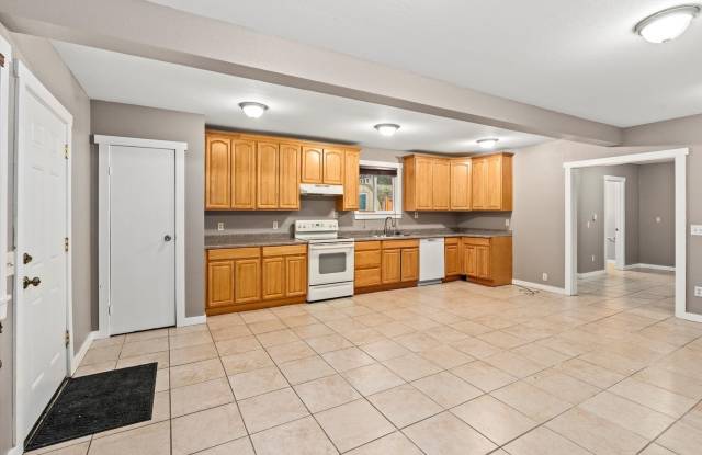 2 bed 1 Bath Burien House with in unit laundry photos photos