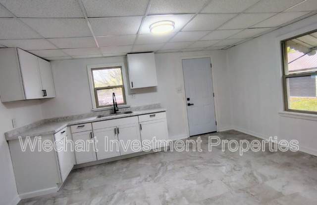 225 W Robb Ave - 225 West Robb Avenue, Lima, OH 45801