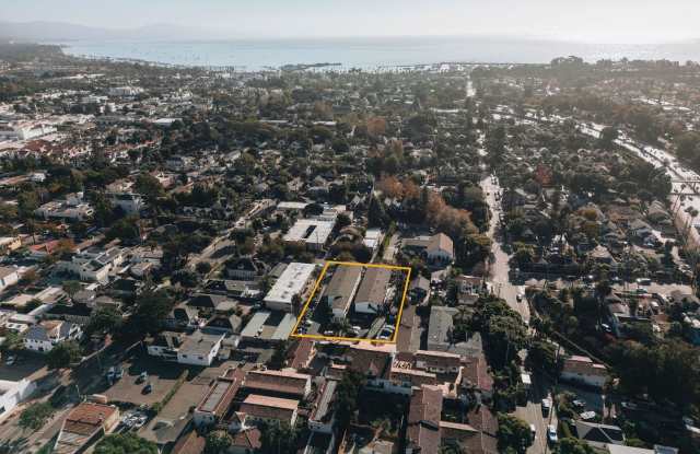 Upstairs 1 Bedroom Apartment in Convenient Downtown Santa Barbara Location Gallery 2