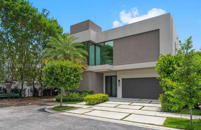 6814 NW 104th Ct Gallery 1