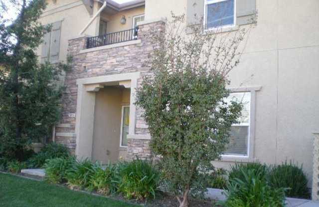 Welcome Home To This Well Maintained Immaculate Hampton Village Condo! Gallery 3