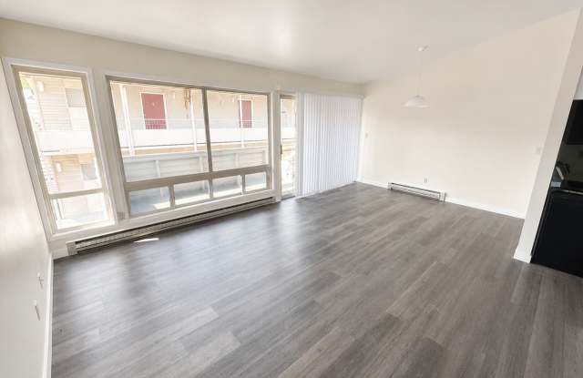 Bright 1 Bed / 1 Bath Apartment for Rent in North Seattle Private Balcony, Near Green Lake & Northgate! photos photos
