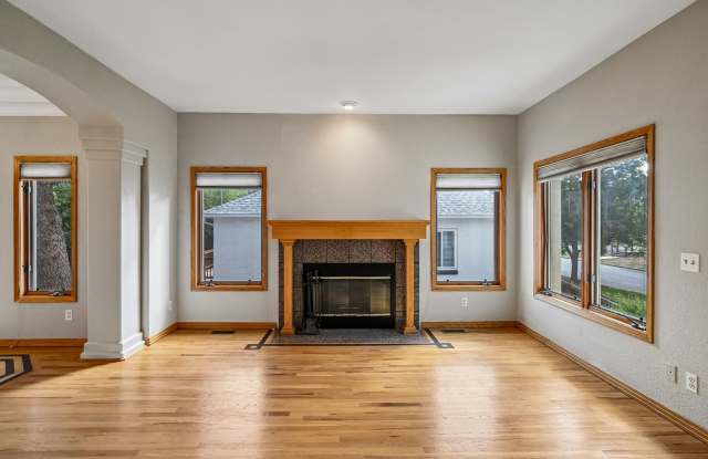Spacious 5-Bed / 4 bath in desirable South Park Hill Gallery 4