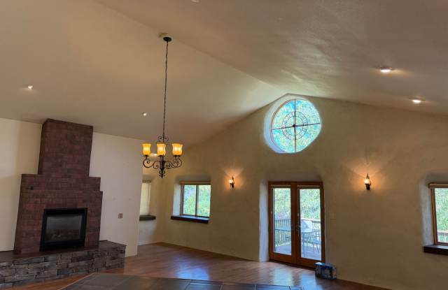 Charming 3BR House in Ashland Gallery 3