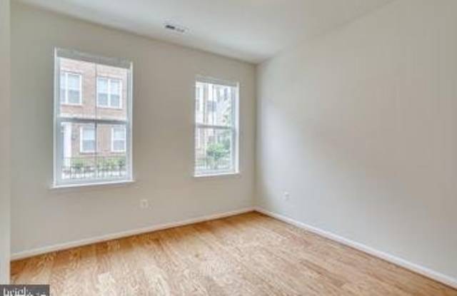 612 TOTTEN PL NE Gallery 4