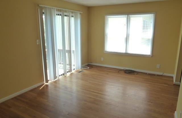 Large updated 4br 3.5ba duplex w/ parking & within walking distance to UNC Campus! Gallery 4