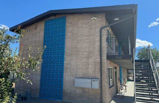 <b> One Bedroom Upstairs Apartment Close to Renown & VA Hospital<br><br> photos photos