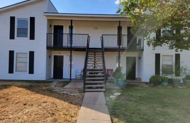 College Station - 2 -Bedroom - 1.5 baths 4- plex downstairs unit. photos photos