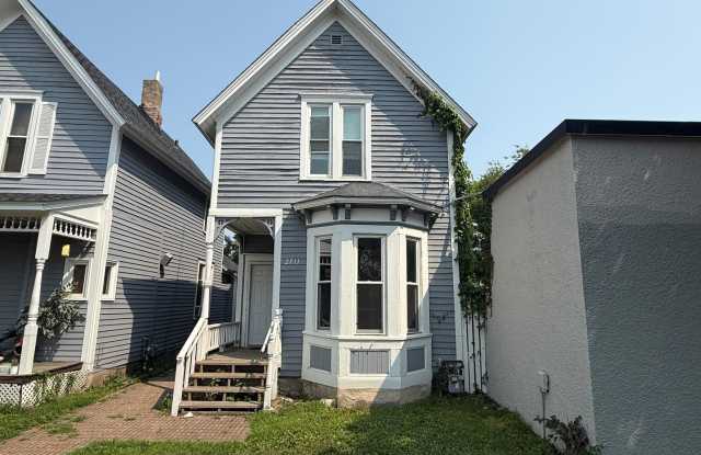Beautiful 3 bedrrom 1 bathroom House in Minneapolis! Gallery 1
