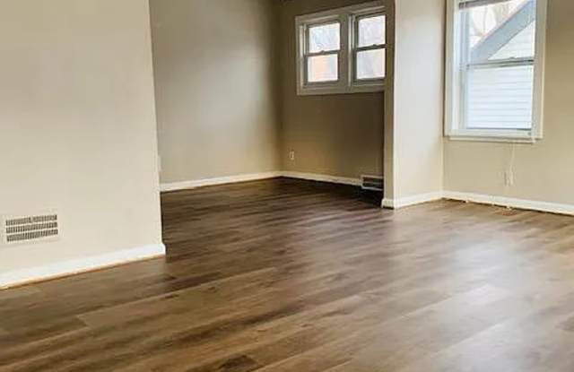 3508 N 47th Ave - 2 Bed/1 Bath in Benson | Wood-Look Flooring, Central A/C, Built-In Garage Gallery 3