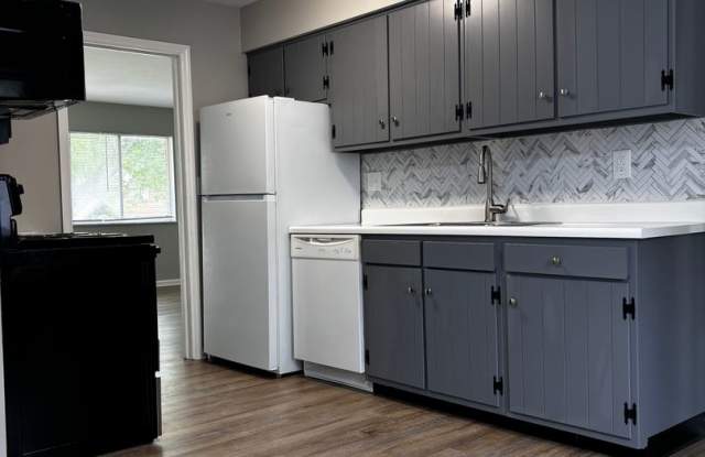 Beautiful 2 bed 1.5 bath Duplex with spacious backyard! photos photos