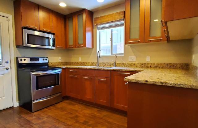 3302 East Pinchot Avenue - 10 Gallery 1