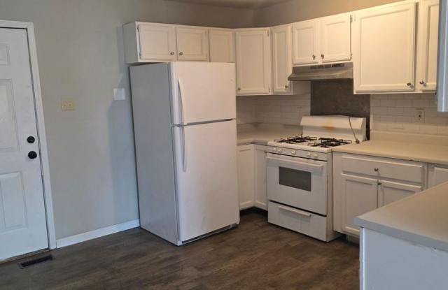 Spacious 3BR/1BA with garage Gallery 4