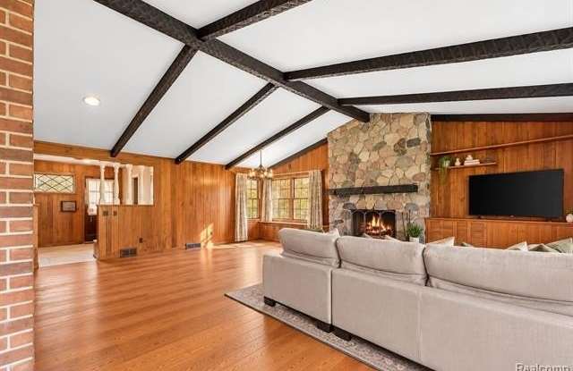 18750 Glenwood Boulevard Gallery 4