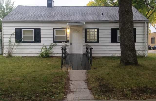 3 bedroom single family home with detached garage Gallery 1