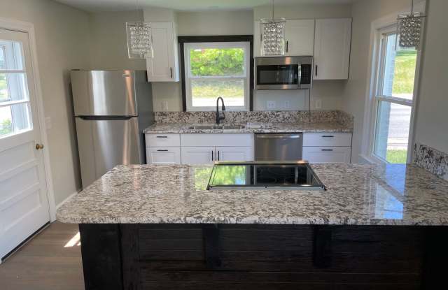 Newly Remodeled 3 Bed House Close to VT Gallery 3