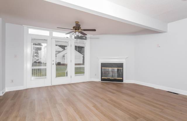 3 Bedroom Townhome in Sagewood - Central location, Granite Countertops and Stainless Appliances Gallery 3