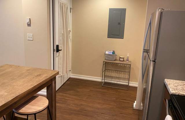 Fully Furnished Cozy Unit in Four Corners! Gallery 3