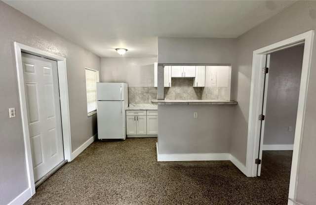 1100 SW 28th Street unit: 5 photos photos