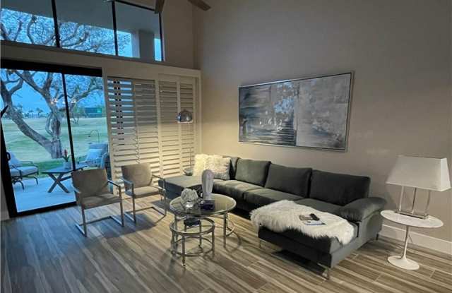 55196 Oak Tree Gallery 3