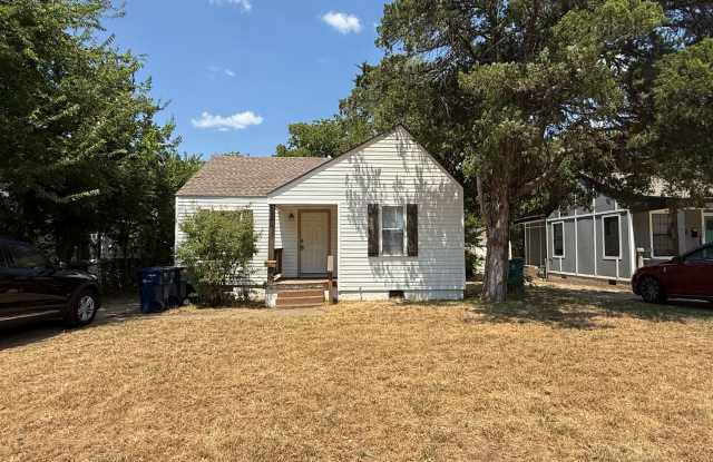 Charming 2 Bedroom Home with Fenced Yard and Plenty of Storage Gallery 3